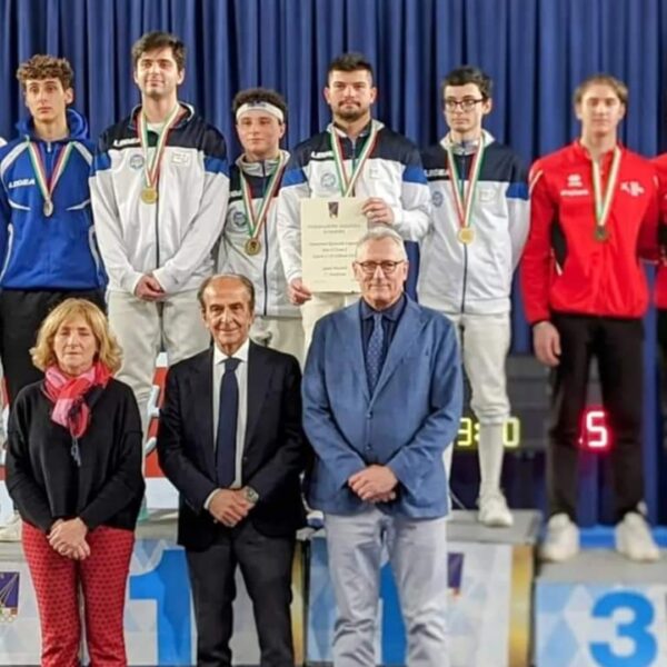 Il CUS CASSINO VINCE IL TITOLO DI CAMPIONI ITALIANI CAT. C2 A SQUADRE DI SPADA – MASCHILE E LA SQUADRA FEMMINILE SI QUALIFICA 5^ E PASSA ALLA CAT. C1